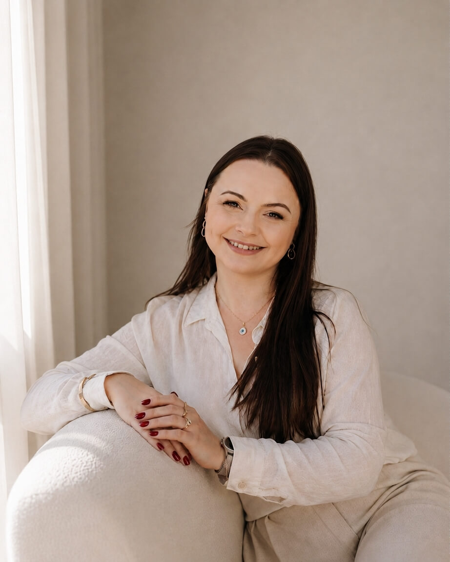 Patrícia Oliveira, psicóloga, sentada em ambiente acolhedor